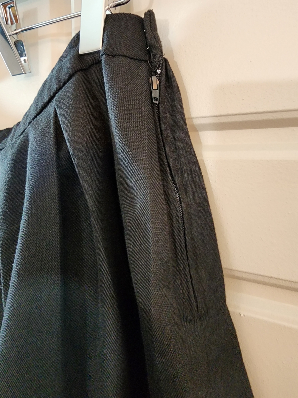🔥 Hot Topic Black Pleated Cheer Skirt Varsity Stripes Goth Emo Punk 2X LIKE NEW - Picture 3 of 5